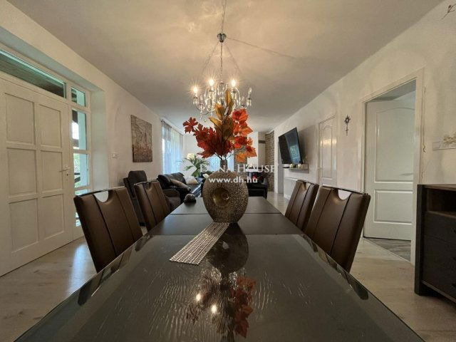 Eladó családi ház, Komlón 109 M Ft, 6 szobás