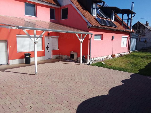 Eladó családi ház, Balatonbogláron 175.648 M Ft, 7 szobás
