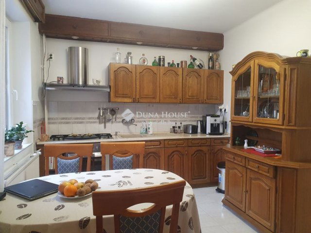 Eladó családi ház, Pécsett 165 M Ft, 8 szobás