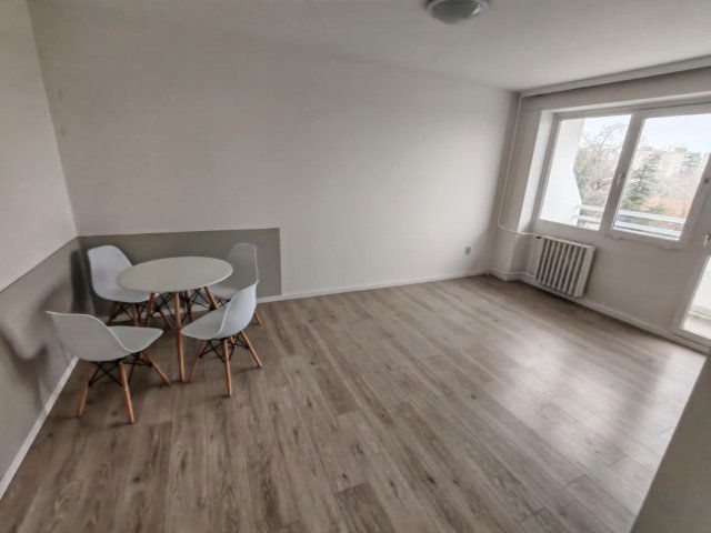 Kiadó panellakás, albérlet, Tatabányán 190 E Ft / hó, 3 szobás