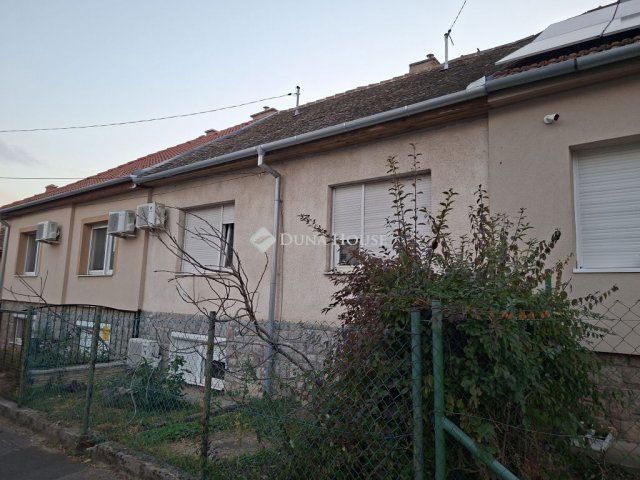 Eladó téglalakás, Pécsett, Csend utcában 42 M Ft, 4 szobás