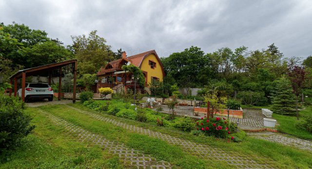 Eladó családi ház, Vonyarcvashegyen 260 M Ft, 6 szobás