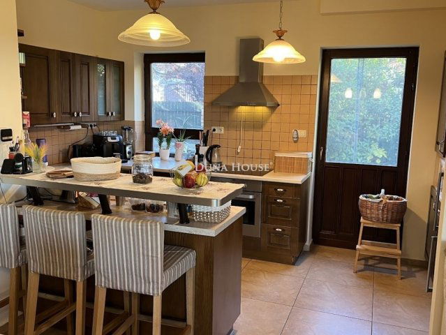 Eladó családi ház, Szentendrén 311 M Ft, 7 szobás