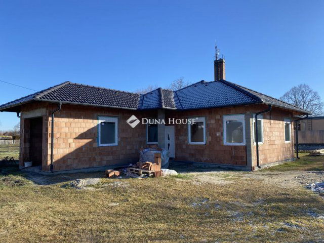 Eladó családi ház, Tasson 65 M Ft, 4 szobás
