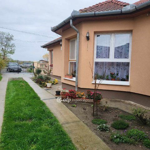 Eladó családi ház, Hajdúhadházon 69.9 M Ft, 2+2 szobás