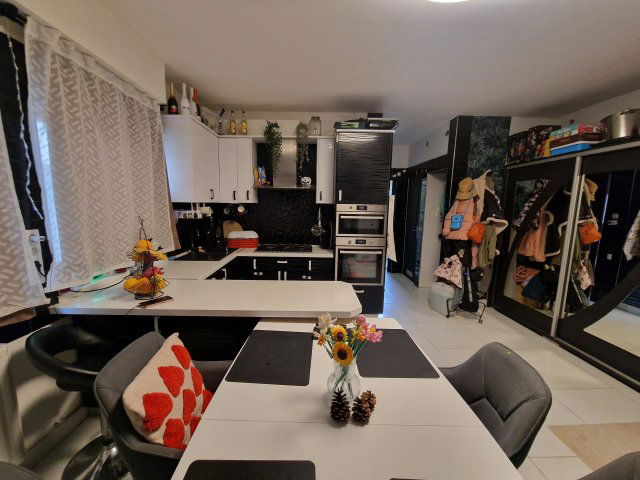 Eladó családi ház, Szigetszentmiklóson 69 M Ft, 6 szobás