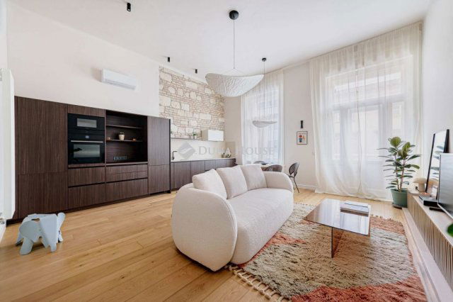 Eladó téglalakás, Budapesten, V. kerületben, Október 6. utcában