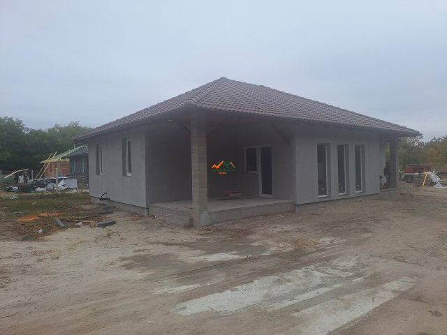 Eladó ikerház, Kiskunlacházán 87.9 M Ft, 4 szobás