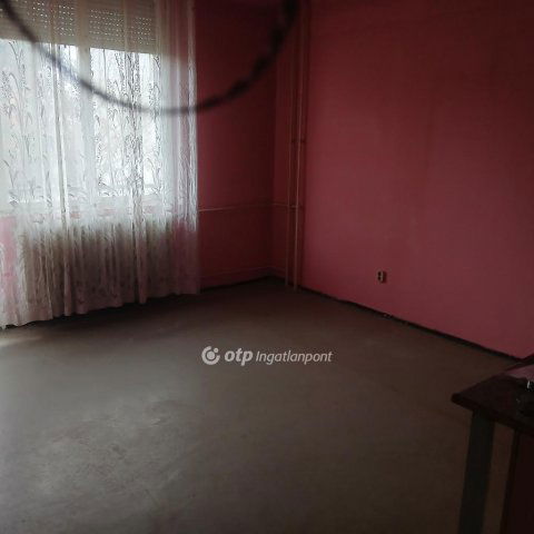 Eladó panellakás, Tatabányán 29.9 M Ft, 1+2 szobás