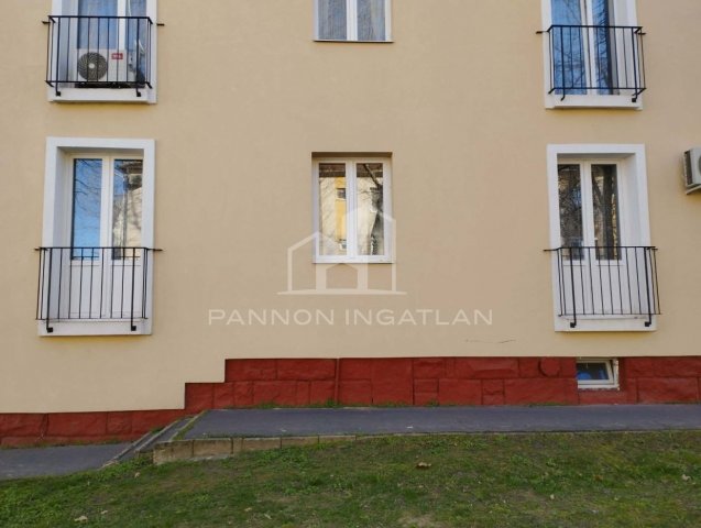 Eladó téglalakás, Ajkán 33.9 M Ft, 2 szobás