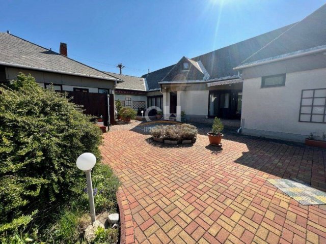 Eladó családi ház, Székesfehérvárott 170 M Ft, 5 szobás