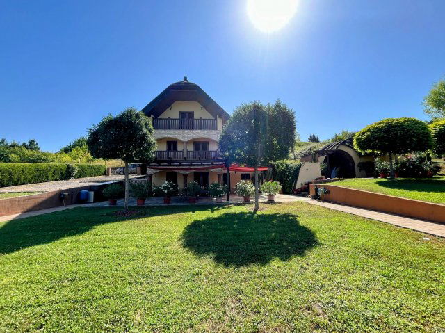 Eladó családi ház, Balatonberényben 220 M Ft, 6+1 szobás