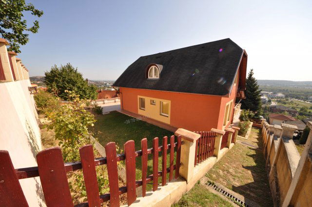 Eladó családi ház, Budaörsön 295 M Ft, 6 szobás