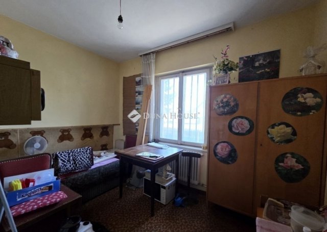 Eladó családi ház, Szegeden 99.5 M Ft, 8 szobás