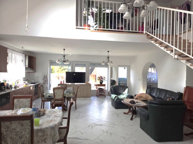 Eladó családi ház, Szegeden 260 M Ft, 7 szobás