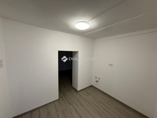 Eladó családi ház, Kecskeméten 34.9 M Ft, 2 szobás