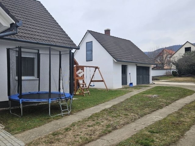 Eladó családi ház, Siklóson 99.9 M Ft, 4 szobás