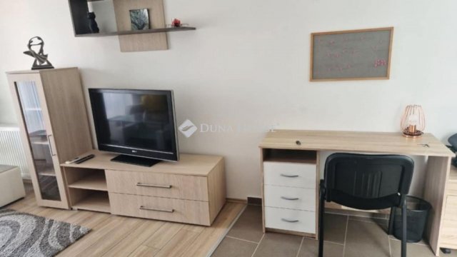 Kiadó téglalakás, albérlet, Pécsett, Szigeti úton, 2+1 szobás