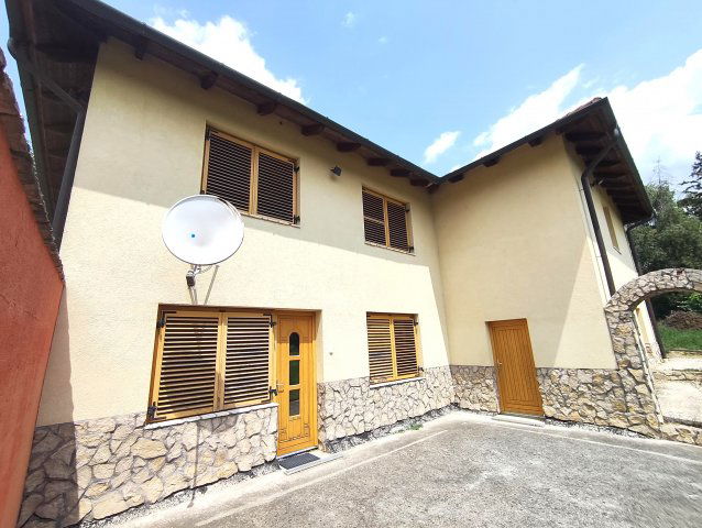 Eladó családi ház, Komáromban 135 M Ft, 6 szobás