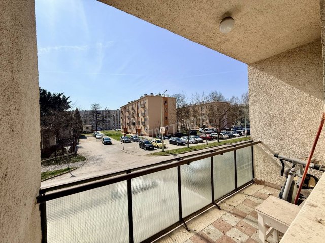 Eladó téglalakás, Oroszlányban 36.9 M Ft, 2 szobás