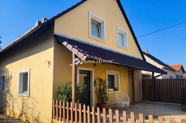 Eladó családi ház, Pécsett 94.99 M Ft, 4 szobás