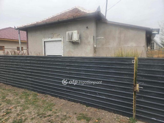 Eladó családi ház, Fegyverneken 7.99 M Ft, 2 szobás