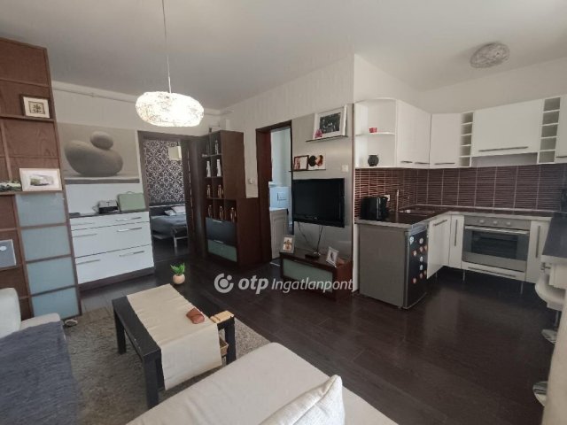 Eladó téglalakás, Szigetszentmiklóson 65 M Ft, 2 szobás
