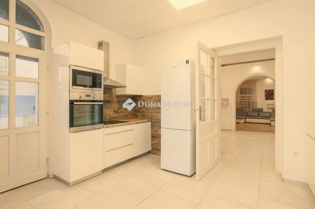 Eladó téglalakás, Pécsett 120 M Ft, 4 szobás