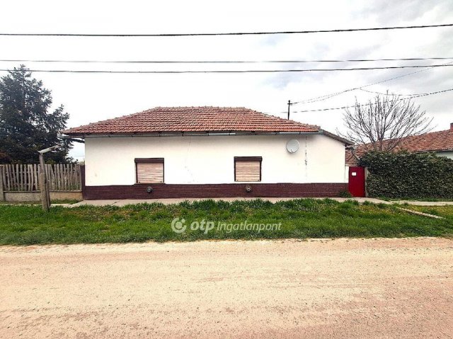 Eladó családi ház, Okányon 5.2 M Ft, 2 szobás