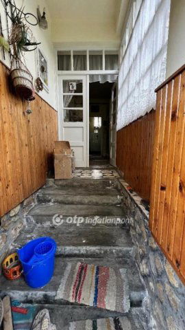 Eladó családi ház, Pápán 37.9 M Ft, 2 szobás