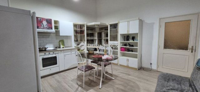 Eladó téglalakás, Budapesten, VI. kerületben 66.9 M Ft, 3 szobás