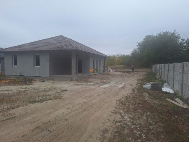 Eladó ikerház, Kiskunlacházán 89.9 M Ft, 4 szobás