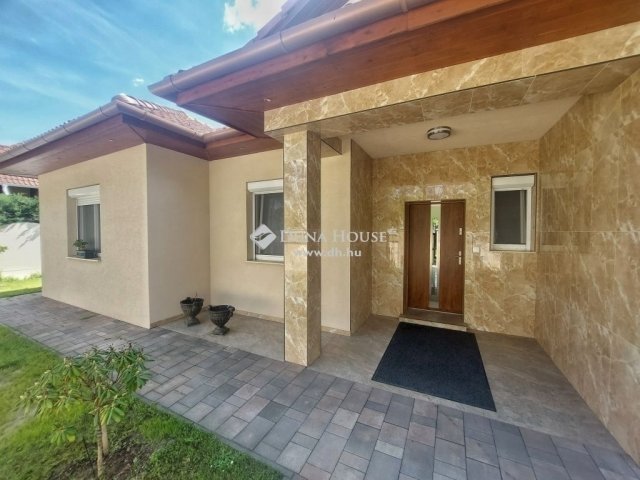 Eladó családi ház, Dunakeszin 250 M Ft, 4 szobás