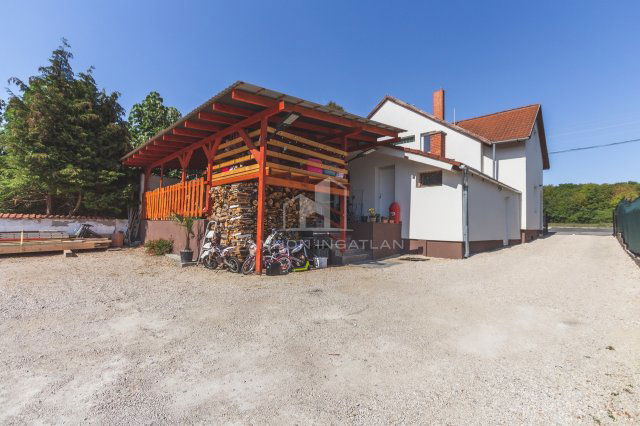 Eladó családi ház, Balatonfűzfőn 159.9 M Ft, 7 szobás