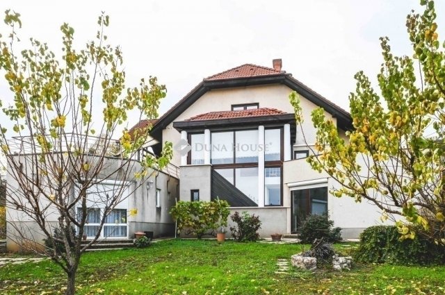 Eladó családi ház, Pécsett 145 M Ft, 7 szobás
