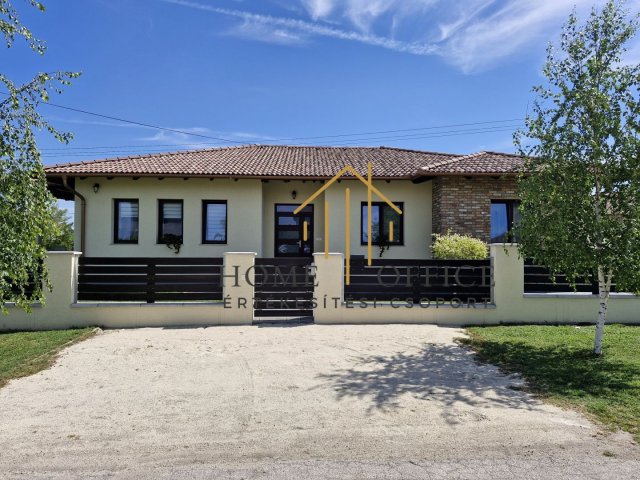 Eladó családi ház, Mezőfalván 184 M Ft, 4 szobás