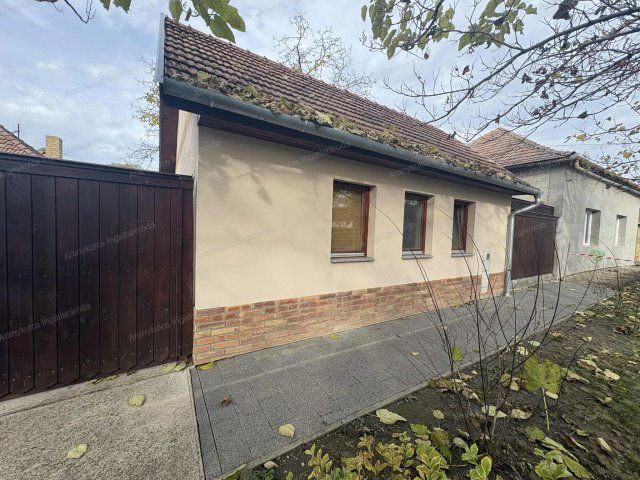 Eladó családi ház, Tótkomlóson 42.75 M Ft, 1 szobás
