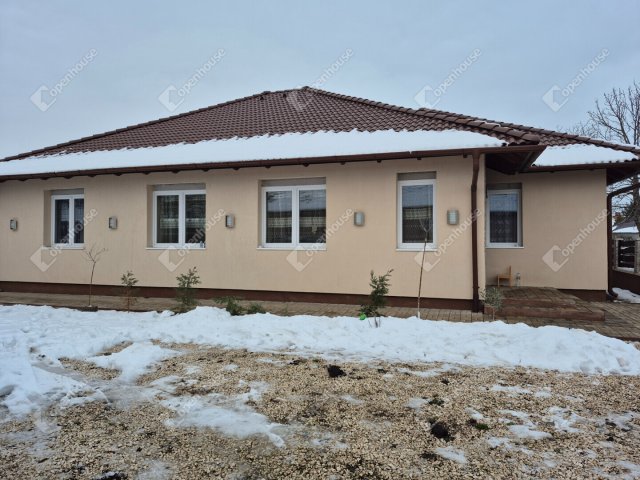 Eladó családi ház, Farmoson 84.9 M Ft, 4 szobás