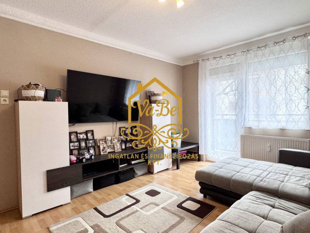 Eladó panellakás, Egerben 59.9 M Ft, 3+1 szobás