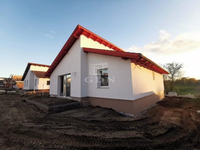 Eladó családi ház, Vácrátóton 92.9 M Ft, 4 szobás