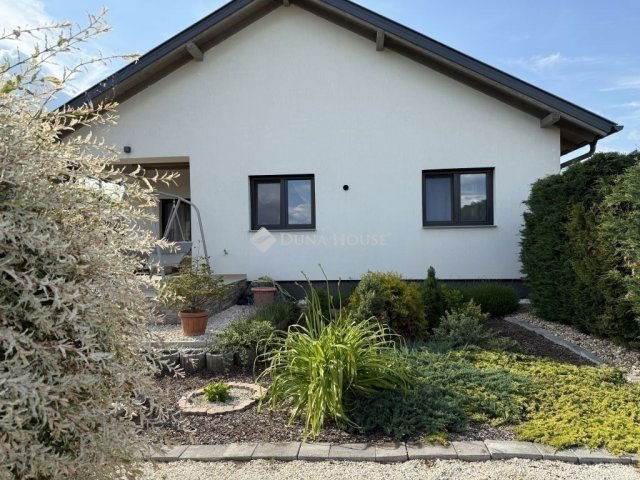 Eladó családi ház, Péterin 159 M Ft, 3 szobás