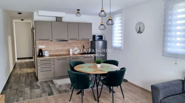 Eladó téglalakás, Siófokon 214 M Ft, 5 szobás