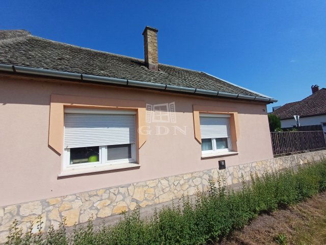Eladó családi ház, Baján 38 M Ft, 2 szobás