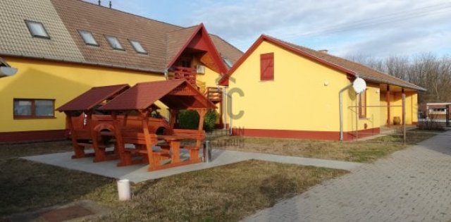 Eladó családi ház, Tiszafüreden 167 M Ft, 10 szobás
