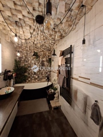 Eladó családi ház, Vecsésen 119.9 M Ft, 3 szobás