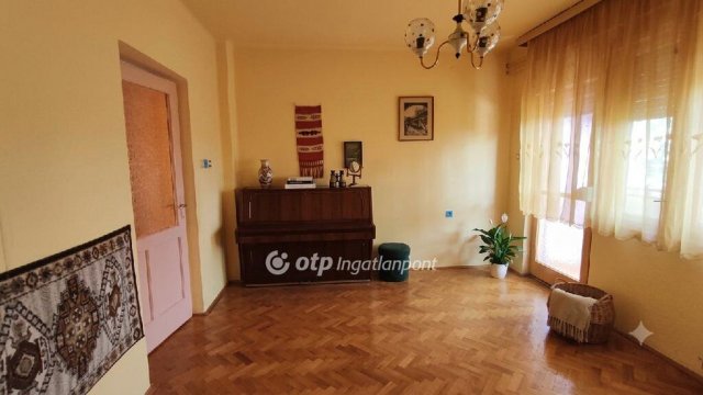Eladó családi ház, Kisújszálláson 27 M Ft, 2 szobás