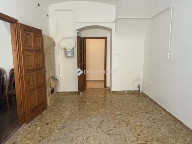 Eladó téglalakás, Pécsett 59.9 M Ft, 2 szobás