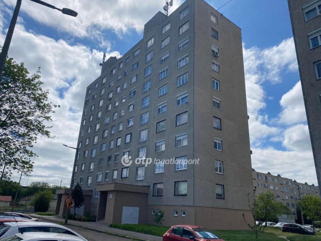 Eladó panellakás, Cegléden 39.9 M Ft, 2+1 szobás