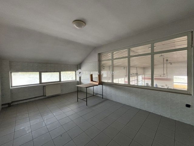 Eladó ipari ingatlan, Esztergomban 780 M Ft / költözzbe.hu
