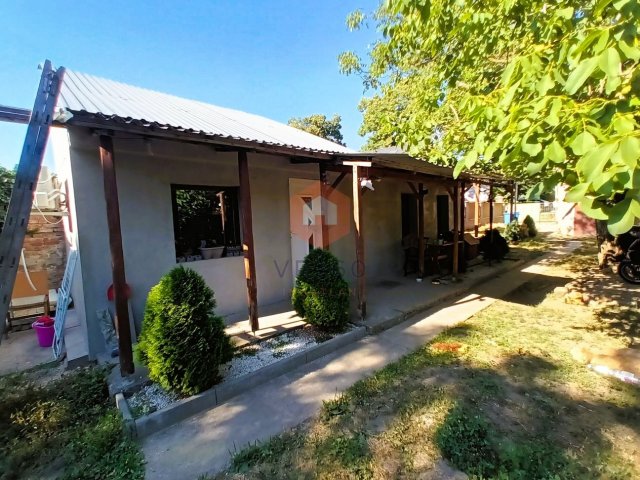 Eladó családi ház, Pécsett, Mohácsi úton 25 M Ft, 1 szobás